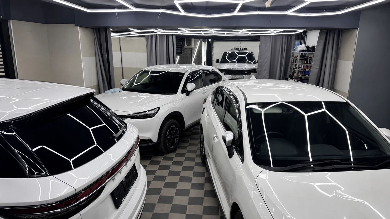 Белые автомобили в рабочем боксе SVE